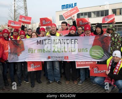 Wustermark, Allemagne. 09Th Jan, 2018. Les travailleurs d'IG Metall, démontrant au cours d'une grève d'avertissement devant les portes de l'usine Le groupe Mahle dans Wustermark, Allemagne, 09 janvier 2018. Environ 430 travailleurs de la métallurgie a souligné leurs revendications avec les grèves d'avertissement de deux heures le mardi. Credit : Ralf Hirschberger/dpa/Alamy Live News Banque D'Images