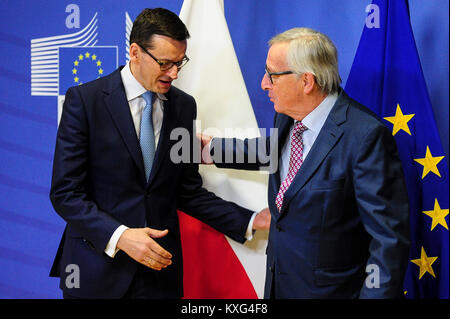 Bruxelles, Belgique. Jan 9, 2018. Jean-Claude Juncker, le président de la Commission européenne se félicite le Premier ministre polonais, Mateusz Morawiecki avant la réunion bilatérale lors du siège de la Commission européenne à Bruxelles, Belgique le 09.01.2018 par Wiktor Dabkowski | Conditions de crédit dans le monde entier : dpa photo alliance/Alamy Live News Banque D'Images