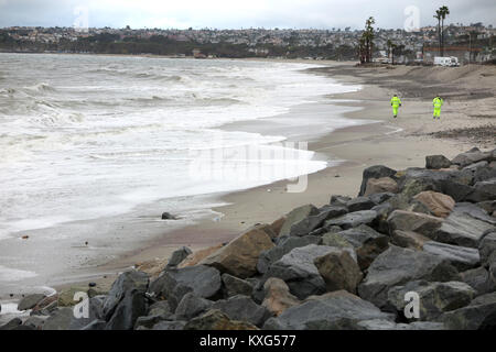 Dana Point, Californie, USA. Jan 9, 2018. Nettoyage de plage à pied les travailleurs de la ville et de chercher des débris de tempête, à Doheny State Beach. Une forte pluie d'hiver a frappé le sud de la Californie mardi matin, janvier9, causant les ralentissements, certains accidents et des avertissements d'inondation à Orange County. Météo ont prévenu d'inondation probable dans plusieurs villes notamment d' Anaheim, Santa Ana, Irvine, Huntington Beach, Garden Grove et Orange. Credit : Ruaridh Stewart/ZUMA/Alamy Fil Live News Banque D'Images