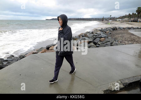 Dana Point, Californie, USA. Jan 9, 2018. Un termine dans le froid et des promenades à Doheny State Beach. Une forte pluie d'hiver a frappé le sud de la Californie mardi matin, janvier9, causant les ralentissements, certains accidents et des avertissements d'inondation à Orange County. Météo ont prévenu d'inondation probable dans plusieurs villes notamment d' Anaheim, Santa Ana, Irvine, Huntington Beach, Garden Grove et Orange. Credit : Ruaridh Stewart/ZUMA/Alamy Fil Live News Banque D'Images