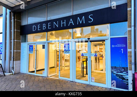 Weymouth, Dorset, UK. 9e janvier 2018. Debenhams shopfront sign in Weymouth, Dorset. Crédit photo : Graham Hunt/Alamy Live News. Banque D'Images