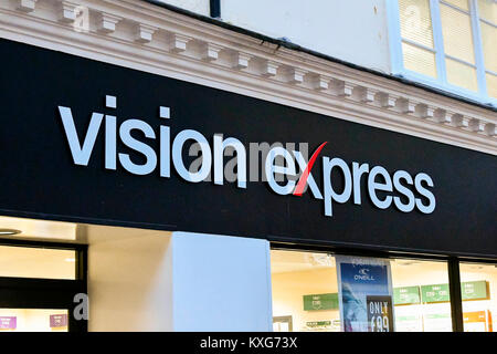 Weymouth, Dorset, UK. 9e janvier 2018. Vision Express shopfront sign in Weymouth, Dorset. Crédit photo : Graham Hunt/Alamy Live News. Banque D'Images