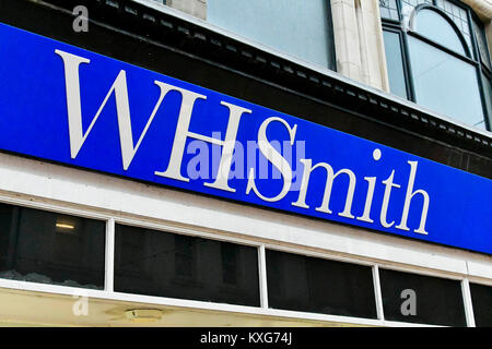 Weymouth, Dorset, UK. 9e janvier 2018. W H Smith shopfront sign in Weymouth, Dorset. Crédit photo : Graham Hunt/Alamy Live News. Banque D'Images