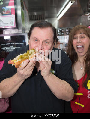 Hollywood, Californie, USA. 9 janvier, 2018. L'acteur Burt Ward, qui a joué 'Robin', dans la série TV Batman, a été honoré aujourd'hui à The Legendary Pink's Hot Dogs avec un hot-dog nommé en son honneur. l 'Robin' Burt Ward Hotdog en célébration de l'Batman "66" ouverture de l'exposition au Musée d'Hollywood à Hollywood, Californie. Credit : Sheri Determan/Alamy Live News Banque D'Images