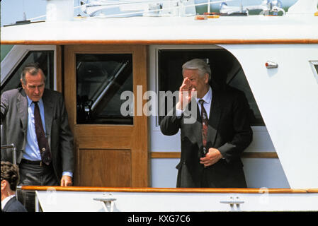 La rivière Severn, Maryland, USA. 17 Juin, 1992. Le président des États-Unis George H. W. Bush, à gauche, et le président Boris Eltsine, de la Fédération de Russie, la droite, le vague à l'photographes, qui prennent un tour de bateau sur la rivière Severn dans le Maryland le 17 juin 1992. Credit : Ron Sachs/CNP Crédit : Dennis Brack/CNP/ZUMA/Alamy Fil Live News Banque D'Images