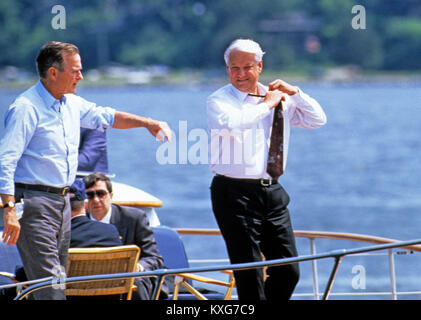 La rivière Severn, Maryland, USA. 17 Juin, 1992. Le président Boris Eltsine, de la Fédération de Russie, la droite, supprime sa cravate alors que lui et le président des États-Unis George H. W. Bush, à gauche, faire une balade en bateau sur la rivière Severn dans le Maryland le 17 juin 1992. Credit : Ron Sachs/CNP Crédit : Dennis Brack/CNP/ZUMA/Alamy Fil Live News Banque D'Images