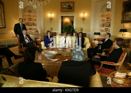 Washington, DC, USA. 14Th Jan, 2004. Le président des États-Unis George W. Bush laisse tomber un plateau organisé par Mme Bush pour le Ministre iraquien de l'éducation, le Dr Ala Alwan, dans'd(assis à côté Mme Bush) à la Maison Blanche Mardi, 14 janvier 2004. Sur la photo, de gauche, sont : l'Ambassadeur américain Bob Blackwill ; Directeur de projets pour Mme Bush Anne Heiligenstein ; Assistant du Président pour la politique intérieure ; Margaret Spellings, Assistant spécial du Président Bouillonnés Tahir-Kheli. Sur la photo au premier plan sont hauts conseiller américain Leslye Arsht, à gauche et de M. Raja Khuzai du Conseil de gouvernement iraquien, Banque D'Images