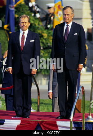 Washington, District de Columbia, Etats-Unis. 22 octobre, 1991. Le président des États-Unis George H. W. Bush, la droite, l'hôte d'une cérémonie d'arrivée de l'État sur la pelouse Sud de la Maison Blanche en l'honneur de clav Havel Président Vía de la Tchécoslovaquie, à gauche, le 22 octobre 1991. Havel est à Washington pour une visite d'État.Credit : Ron Sachs/CNP Crédit : Ron Sachs/CNP/ZUMA/Alamy Fil Live News Banque D'Images