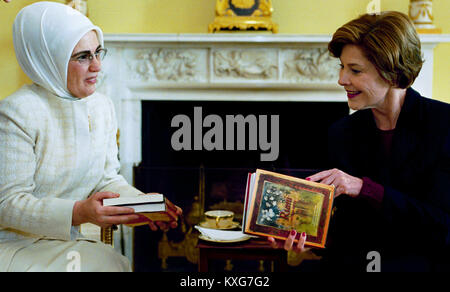 Washington, District de Columbia, Etats-Unis. 29 janvier, 2004. La première dame des États-Unis Laura Bush accepte de livres poèmes poète Rumi présenté par byEmine turc Erdogan, l'épouse du Premier Ministre de la Turquie, au cours d'un café à la Maison Blanche le jeudi 29 janvier 2004.Crédit obligatoire : Susan Sterner/White House via CNP Crédit : Susan Sterner/CNP/ZUMA/Alamy Fil Live News Banque D'Images