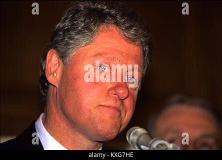 Washington, District de Columbia, Etats-Unis. Apr 29, 1992. Gouverneur Bill Clinton (démocrate de l'Arkansas) et d'autres membres du Congrès des journalistes à rencontrer le Capitole à Washington, DC Le 29 avril 1992.Crédit : Ron Sachs/CNP Crédit : Ron Sachs/CNP/ZUMA/Alamy Fil Live News Banque D'Images