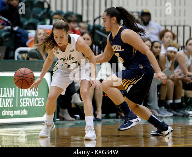 Williamsburg, VA, États-Unis d'Amérique. Jan 9, 2018. 20180109 - KELSI avant Drexel LIDGE (25) conseils le ballon de derrière, loin de William et Mary Garde côtière canadienne JENNA VERT (12) dans la seconde moitié à Kaplan Arena à Williamsburg, en Virginie Crédit : Chuck Myers/ZUMA/Alamy Fil Live News Banque D'Images