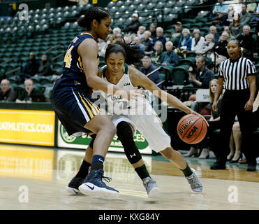 Williamsburg, VA, États-Unis d'Amérique. Jan 9, 2018. 20180109 - William et Mary guard BIANCA BOGGS (2) DRIBBLE contre la défense de serré garde Drexel SARA WOODS (14) au cours des heures supplémentaires à la Kaplan Arena à Williamsburg, en Virginie Crédit : Chuck Myers/ZUMA/Alamy Fil Live News Banque D'Images