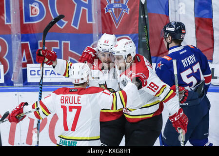 Saint Petersburg, Russie. Jan 9, 2018. Gilbert Brule, Taylor Beck et Brandon DeFazio (L-R) de Kunlun HC Red Star célèbre après avoir marqué un but au cours de la Ligue de hockey de l'équipe 2017/18 match de saison régulière entre SC et HC Red Star Kunlun SKA Saint-pétersbourg au palais de glace, 09 janvier 2018 à Saint-Pétersbourg, en Russie. Crédit : Igor Russak/SOPA/ZUMA/Alamy Fil Live News Banque D'Images