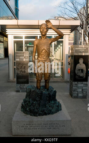 Séoul, Corée du Sud. 9 janvier, 2018. Statue d'un travailleur esclave, Jan 9, 2018 : La statue d'un esclave travailleur est vu en face de la gare de Yongsan à Séoul, Corée du Sud. La statue symbolisant des centaines de milliers de Coréens qui insistent auprès des groupes communautaires, ont été contraints à l'esclavage au cours de la 1910-45 de la colonisation japonaise, a été installé par les militants. Credit : Lee Jae-Won/AFLO/Alamy Live News Banque D'Images
