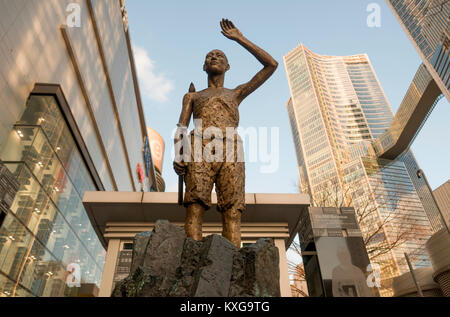 Séoul, Corée du Sud. 9 janvier, 2018. Statue d'un travailleur esclave, Jan 9, 2018 : La statue d'un esclave travailleur est vu en face de la gare de Yongsan à Séoul, Corée du Sud. La statue symbolisant des centaines de milliers de Coréens qui insistent auprès des groupes communautaires, ont été contraints à l'esclavage au cours de la 1910-45 de la colonisation japonaise, a été installé par les militants. Credit : Lee Jae-Won/AFLO/Alamy Live News Banque D'Images