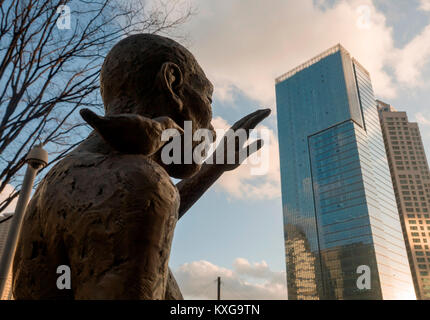 Séoul, Corée du Sud. 9 janvier, 2018. Statue d'un travailleur esclave, Jan 9, 2018 : La statue d'un esclave travailleur est vu en face de la gare de Yongsan à Séoul, Corée du Sud. La statue symbolisant des centaines de milliers de Coréens qui insistent auprès des groupes communautaires, ont été contraints à l'esclavage au cours de la 1910-45 de la colonisation japonaise, a été installé par les militants. Credit : Lee Jae-Won/AFLO/Alamy Live News Banque D'Images