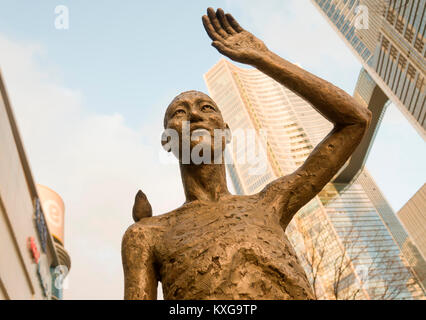 Séoul, Corée du Sud. 9 janvier, 2018. Statue d'un travailleur esclave, Jan 9, 2018 : La statue d'un esclave travailleur est vu en face de la gare de Yongsan à Séoul, Corée du Sud. La statue symbolisant des centaines de milliers de Coréens qui insistent auprès des groupes communautaires, ont été contraints à l'esclavage au cours de la 1910-45 de la colonisation japonaise, a été installé par les militants. Credit : Lee Jae-Won/AFLO/Alamy Live News Banque D'Images