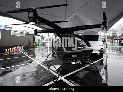 Las Vegas, USA. 9 janvier, 2018. Les deux Surefly homme fait expédier sur l'affichage pendant la première journée de la CES de 2018 lundi. Photo par Gene Blevins/LA DailyNews/SCNG/ZumaPress. Credit : Gene Blevins/ZUMA/Alamy Fil Live News Banque D'Images