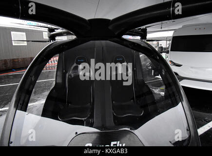 Las Vegas, USA. 9 janvier, 2018. Les deux Surefly homme fait expédier sur l'affichage pendant la première journée de la CES de 2018 lundi. Photo par Gene Blevins/LA DailyNews/SCNG/ZumaPress. Credit : Gene Blevins/ZUMA/Alamy Fil Live News Banque D'Images