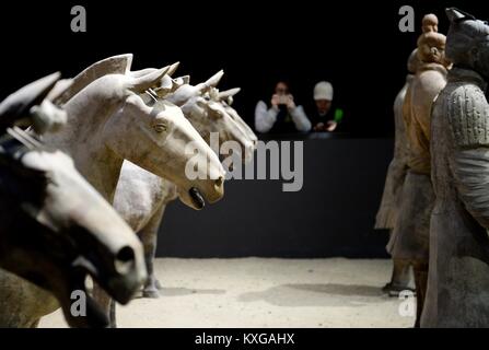 Xi'an, province du Shaanxi en Chine. Jan 9, 2018. Visiteurs afficher les Terracotta Warriors affiché lors d'une exposition sur les vestiges culturels des anciennes dynasties chinoises au Musée d'histoire du Shaanxi à Xi'an, capitale de la Province chinoise de Shaanxi nord-ouest, le 9 janvier 2018. Plus de 600 vestiges culturels de quatre dynasties y compris Zhou (1046 - 256 av. J.-C.), Qin (221 av. J.-C. - 206 avant J.-C.), Han (206 av. J.-C.- 220 après J.-C.) et Tang (618-907) ont été affichées pendant le salon. Crédit : Li Yibo/Xinhua/Alamy Live News Banque D'Images