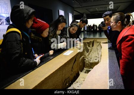 Xi'an, province du Shaanxi en Chine. Jan 9, 2018. Avis aux visiteurs une exposition affichée lors d'une exposition sur les vestiges culturels des anciennes dynasties chinoises au Musée d'histoire du Shaanxi à Xi'an, capitale de la Province chinoise de Shaanxi nord-ouest, le 9 janvier 2018. Plus de 600 vestiges culturels de quatre dynasties y compris Zhou (1046 - 256 av. J.-C.), Qin (221 av. J.-C. - 206 avant J.-C.), Han (206 av. J.-C.- 220 après J.-C.) et Tang (618-907) ont été affichées pendant le salon. Crédit : Li Yibo/Xinhua/Alamy Live News Banque D'Images