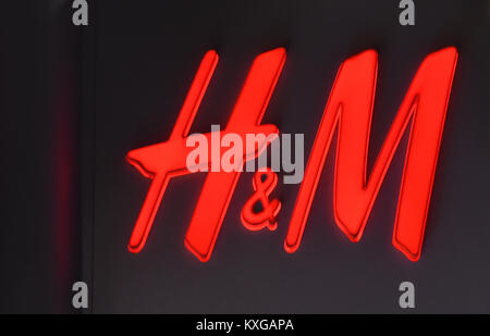 Berlin, Allemagne. 1er février, 2017. Le logo H&M peut être vu dans un magasin de la chaîne suédoise H&M (Hennes & Mauritz) à Berlin, Allemagne, 1 février 2017. La société veut se concentrer davantage sur les affaires en ligne et sur les plans de réduction du nombre de magasins. Crédit : Paul Zinken/dpa | dans le monde d'utilisation/dpa/Alamy Live News Banque D'Images