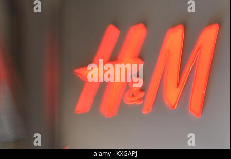 Berlin, Allemagne. 1er février, 2017. Le logo H&M peut être vu dans un magasin de la chaîne suédoise H&M (Hennes & Mauritz) à Berlin, Allemagne, 1 février 2017. La société veut se concentrer davantage sur les affaires en ligne et sur les plans de réduction du nombre de magasins. Crédit : Paul Zinken/dpa | dans le monde d'utilisation/dpa/Alamy Live News Banque D'Images