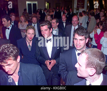 L'acteur Sean Penn, en bas à gauche, et John F. Kennedy, Jr. et son épouse, Carolyn Bessette Kennedy s'écarter le 1999 White House Correspondents Association Dîner à l'hôtel Hilton de Washington à Washington, DC, le 1 mai 1999. Credit : Ron Sachs/CNP - AUCUN FIL SERVICE · Photo : Ron Sachs/consolidé Nouvelles Photos/Ron Sachs - CNP Banque D'Images