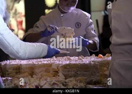 Shanghai, Shanghai, Chine. 10 janvier, 2018. Shanghai, Chine 7 Janvier 2018 :(usage éditorial uniquement. Chine OUT) .Les gens à partager un gâteau géant à un centre commercial à Shanghai, la Chine de l'est la province de l'Anhui, le 7 janvier 2018. Crédit : SIPA Asie/ZUMA/Alamy Fil Live News Banque D'Images