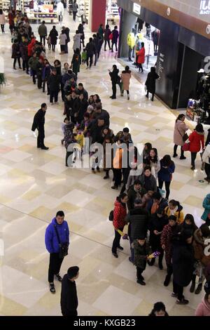 Shanghai, Shanghai, Chine. 10 janvier, 2018. Shanghai, Chine 7 Janvier 2018 :(usage éditorial uniquement. Chine OUT) .Les gens à partager un gâteau géant à un centre commercial à Shanghai, la Chine de l'est la province de l'Anhui, le 7 janvier 2018. Crédit : SIPA Asie/ZUMA/Alamy Fil Live News Banque D'Images