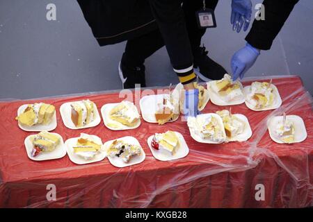 Shanghai, Shanghai, Chine. 10 janvier, 2018. Shanghai, Chine 7 Janvier 2018 :(usage éditorial uniquement. Chine OUT) .Les gens à partager un gâteau géant à un centre commercial à Shanghai, la Chine de l'est la province de l'Anhui, le 7 janvier 2018. Crédit : SIPA Asie/ZUMA/Alamy Fil Live News Banque D'Images