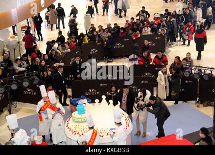 Shanghai, Shanghai, Chine. 10 janvier, 2018. Shanghai, Chine 7 Janvier 2018 :(usage éditorial uniquement. Chine OUT) .Les gens à partager un gâteau géant à un centre commercial à Shanghai, la Chine de l'est la province de l'Anhui, le 7 janvier 2018. Crédit : SIPA Asie/ZUMA/Alamy Fil Live News Banque D'Images