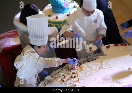 Shanghai, Shanghai, Chine. 10 janvier, 2018. Shanghai, Chine 7 Janvier 2018 :(usage éditorial uniquement. Chine OUT) .Les gens à partager un gâteau géant à un centre commercial à Shanghai, la Chine de l'est la province de l'Anhui, le 7 janvier 2018. Crédit : SIPA Asie/ZUMA/Alamy Fil Live News Banque D'Images