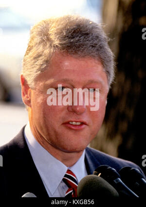 Gouverneur Bill Clinton (démocrate de l'Arkansas), gauche, la présomption de l'aspirant pour le Parti démocratique de 1992 en vue de la désignation du président des États-Unis, parle à la presse après avoir rencontré le président Boris Eltsine, de la Fédération de Russie à la Blair House à Washington, DC Le 18 juin 1992. Credit : Howard L. Sachs/CNP - AUCUN FIL SERVICE · Photo : Howard L. Sachs/consolidé Nouvelles Photos/Howard L. Sachs - CNP Banque D'Images