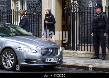 Londres, Royaume-Uni. 10 janvier, 2018. Premier ministre Theresa peut laisse 10 Downing Street pour Questions au Premier ministre à la Chambre des communes. Credit : Mark Kerrison/Alamy Live News Banque D'Images