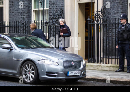 Londres, Royaume-Uni. 10 janvier, 2018. Premier ministre Theresa peut laisse 10 Downing Street pour Questions au Premier ministre à la Chambre des communes. Credit : Mark Kerrison/Alamy Live News Banque D'Images