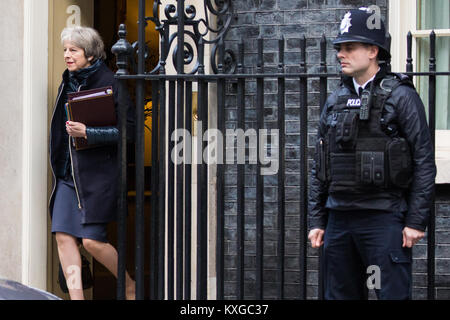 Londres, Royaume-Uni. 10 janvier, 2018. Premier ministre Theresa peut laisse 10 Downing Street pour Questions au Premier ministre à la Chambre des communes. Credit : Mark Kerrison/Alamy Live News Banque D'Images