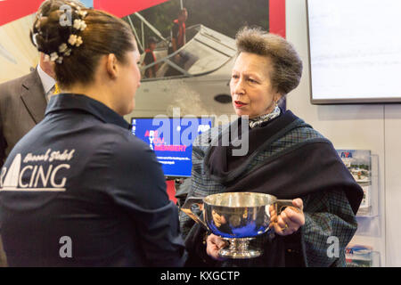 Excel, Londres, Royaume-Uni. 10 janvier, 2018. La princesse Royale, la Princesse Anne, présente le Yachtmaster de l'année paralympique britannique de sailor Hannah Stodel. Credit : Imageplotter News et Sports/Alamy Live News Banque D'Images