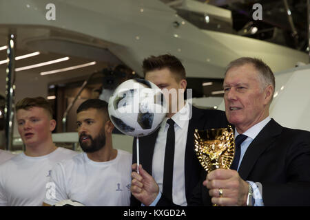 Londres, Royaume-Uni. 10 janvier, 2018. Héros de la Coupe du Monde 1966 Sir Geoff Hurst et présentateur sportif Jake Humphrey assister au Stand Sunseeker au London Boat Show à Excel Crédit : Keith Larby/Alamy Live News Banque D'Images