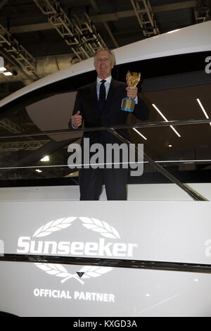 Londres, Royaume-Uni. 10 janvier, 2018. Héros de la Coupe du Monde 1966 Sir Geoff Hurst et présentateur sportif Jake Humphrey assister au Stand Sunseeker au London Boat Show à Excel Crédit : Keith Larby/Alamy Live News Banque D'Images