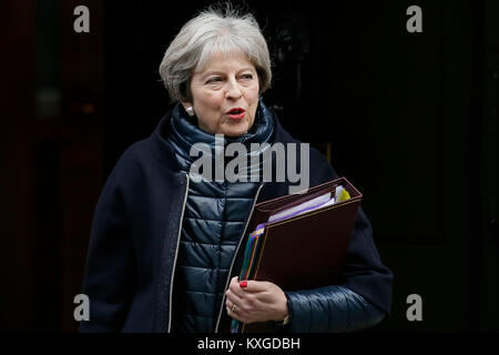 Londres, Royaume-Uni. 10 janvier, 2018. Le Premier ministre britannique Theresa peut laisse 10 Downing Street pour Questions au Premier ministre à la Chambre des communes, à Londres, Royaume-Uni, le 10 janvier, 2018. Crédit : Tim Irlande/Xinhua/Alamy Live News Banque D'Images