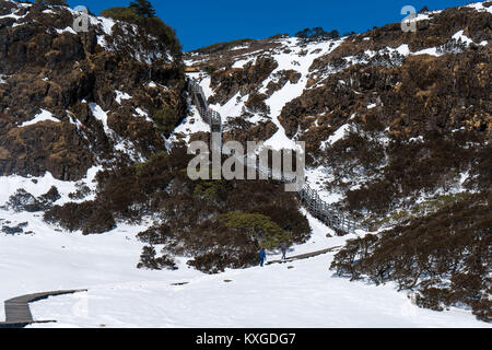 Kunming, province chinoise du Yunnan. Jan 9, 2018. Personnes visitent le Jiaozi couvertes de neige Snow Mountain à Kunming, dans le sud-ouest de la province chinoise du Yunnan, le 9 janvier 2018. Credit : Hu Chao/Xinhua/Alamy Live News Banque D'Images