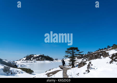 Kunming, province chinoise du Yunnan. Jan 9, 2018. Personnes visitent le Jiaozi couvertes de neige Snow Mountain à Kunming, dans le sud-ouest de la province chinoise du Yunnan, le 9 janvier 2018. Credit : Hu Chao/Xinhua/Alamy Live News Banque D'Images