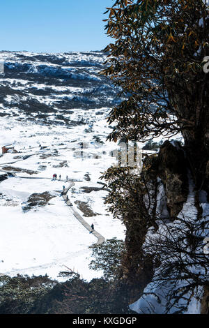 Kunming, province chinoise du Yunnan. Jan 9, 2018. Personnes visitent le Jiaozi couvertes de neige Snow Mountain à Kunming, dans le sud-ouest de la province chinoise du Yunnan, le 9 janvier 2018. Credit : Hu Chao/Xinhua/Alamy Live News Banque D'Images