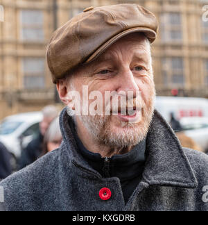 10 janvier 2018 Londres, menant à l'extérieur de la campagne chiffres musique du palais de Westminster, d'appuyer le projet de loi de John Spellar pour protéger la musique les lieux. Billy Bragg, singer/songwriter Crédit : Ian Davidson/Alamy Live News Banque D'Images