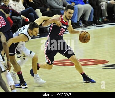 Washington, United States. 07Th Jan, 2018. Tomas Satoransky des Washington Wizards (droite) et Matthieu Errebi Ambiente Cucina de Milwaukee Bucks en action pendant le match NBA Washington Wizards vs. Milwaukee Bucks à Washington, USA, le 7 janvier 2018. Crédit : David Svab/CTK Photo/Alamy Live News Banque D'Images