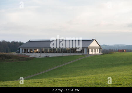 Neunkirchen-Seelscheid, Allemagne. 05Th Jan, 2018. Environ 120 vaches laitières en permanent agriculteur Andree's farm à Neunkirchen-Seelscheid, Allemagne, 08 janvier 2018. Rhénanie du Nord-Westphalie État de l'Association des Producteurs laitiers a fait une déclaration sur la situation financière des agriculteurs, le 10 janvier 2018. Credit : Rainer Jensen/dpa/Alamy Live News Banque D'Images