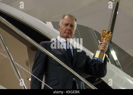 ExCel, Londres, Royaume-Uni. 10 janvier, 2018. Sir Geoff Hurst au stand Sunseeker au London Boat Show, clucthing le trophée de la Coupe du Monde Jules Rimet. Crédit : Neil Doyle/Alamy Live News. Banque D'Images