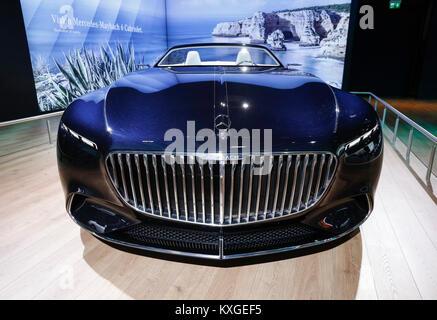 Bruxelles. 10 janvier, 2018. Photo prise le 10 janvier 2018 montre les Mercedes-Maybach 6 Cabriolet au cours de la journée des médias de la 96e European Motor Show de Bruxelles, Belgique. Credit : Ye Pingfan/Xinhua/Alamy Live News Banque D'Images