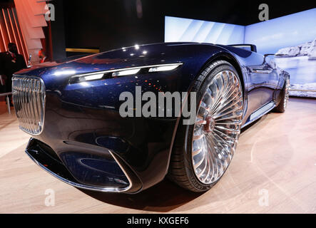 Bruxelles. 10 janvier, 2018. Photo prise le 10 janvier 2018 montre les Mercedes-Maybach 6 Cabriolet au cours de la journée des médias de la 96e European Motor Show de Bruxelles, Belgique. Credit : Ye Pingfan/Xinhua/Alamy Live News Banque D'Images